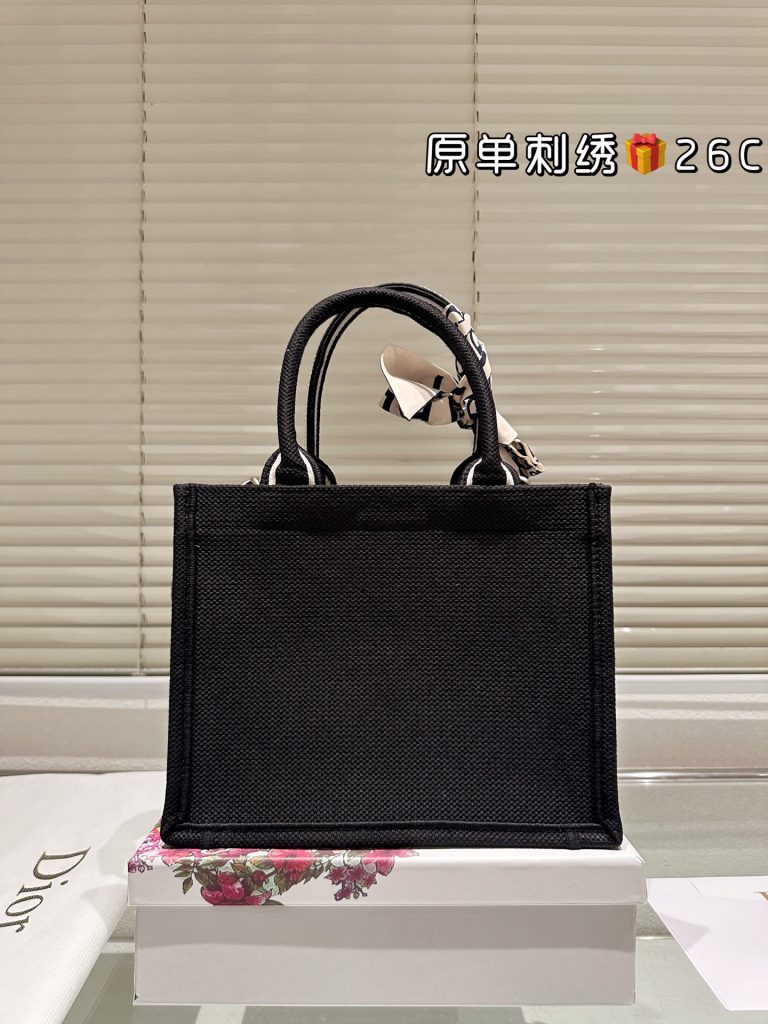 Diorディオール ショルダーバッグ 上品なモノグラムキャンバス仕様 レディースに人気の長く愛用できる定番モデル - 画像 2