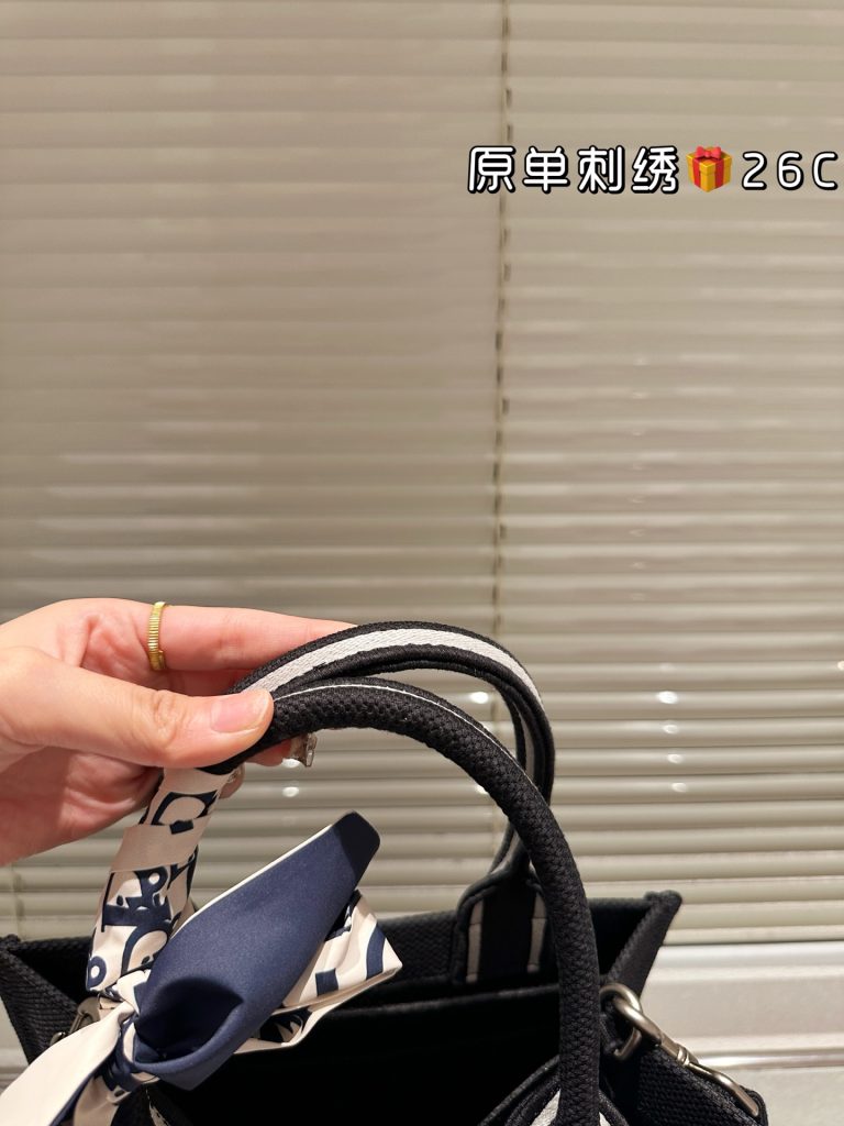 Diorディオール ショルダーバッグ 上品なモノグラムキャンバス仕様 レディースに人気の長く愛用できる定番モデル - 画像 4