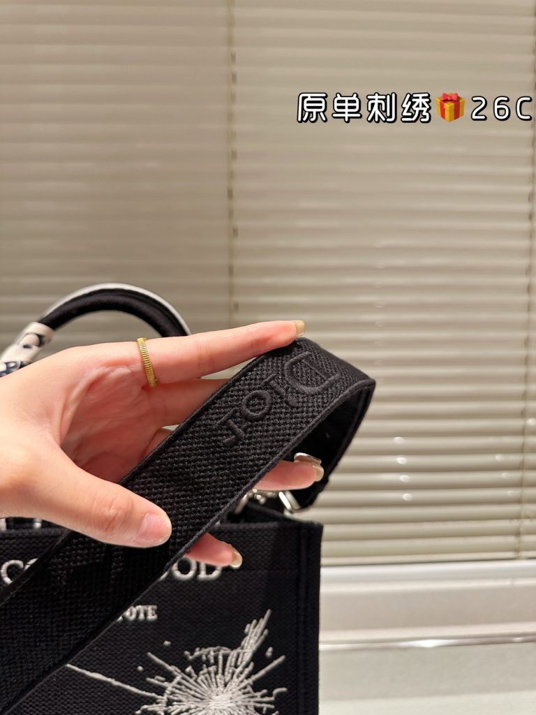 Diorディオール ショルダーバッグ 上品なモノグラムキャンバス仕様 レディースに人気の長く愛用できる定番モデル - 画像 6