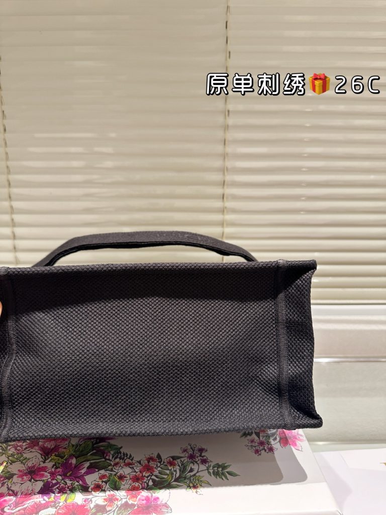 Diorディオール ショルダーバッグ 上品なモノグラムキャンバス仕様 レディースに人気の長く愛用できる定番モデル - 画像 8