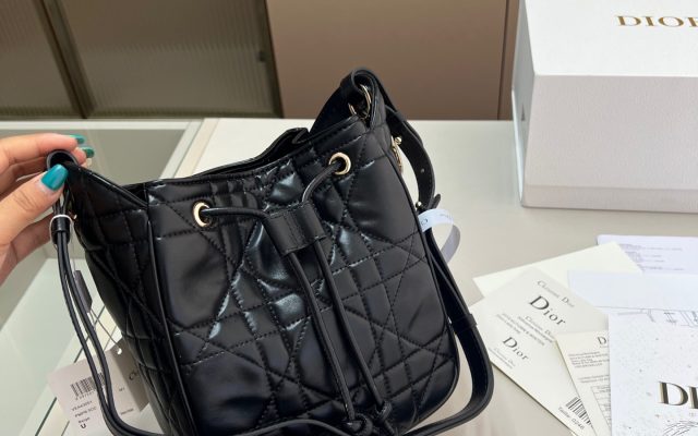 Diorディオール ショルダーバッグ エレガントで上質なモノグラムキャンバス レディースに人気のギフトにも最適