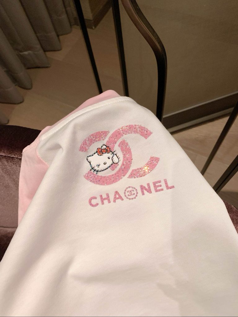 華やかなシャネル×ハローキティ ロングスリーブTシャツ 2色展開 - 画像 8