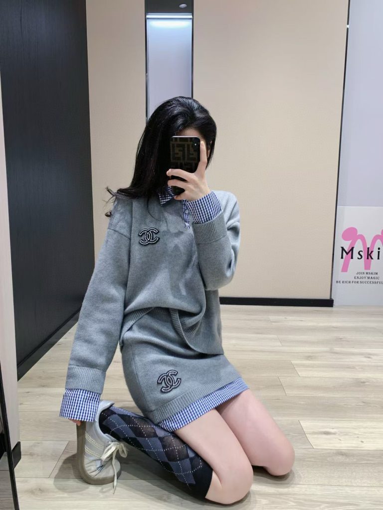 シャネル ニットワンピース レディース ブルー チェック柄 ポロネック 2点セット|季節の変わり目で使いやすいファッションアイテムを写真で…