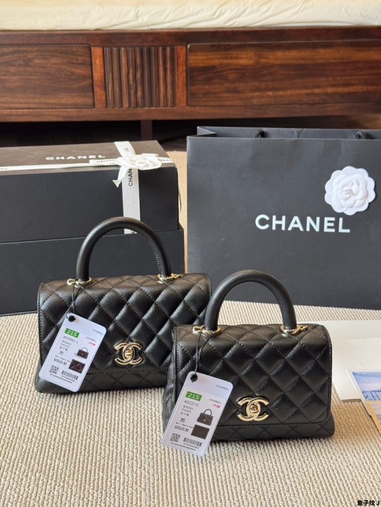 友人と会う日の服に合わせるならCHANELのブランド小物は収納重視