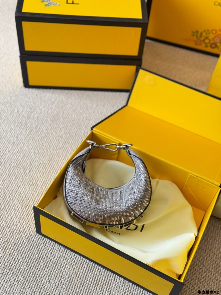 ✨FENDI メンズバッグ シルバー 1色入✨ - 画像 2