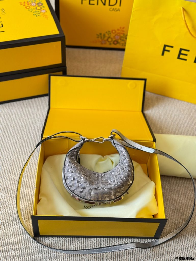 ✨FENDI メンズバッグ シルバー 1色入✨ - 画像 3
