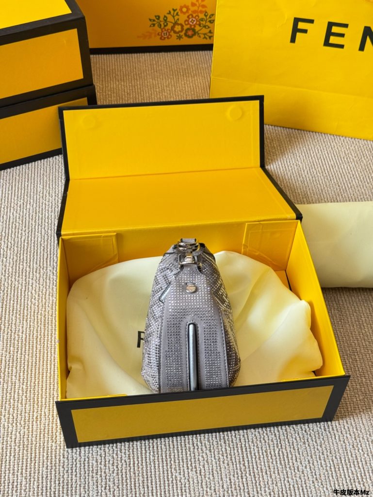 ✨FENDI メンズバッグ シルバー 1色入✨ - 画像 4
