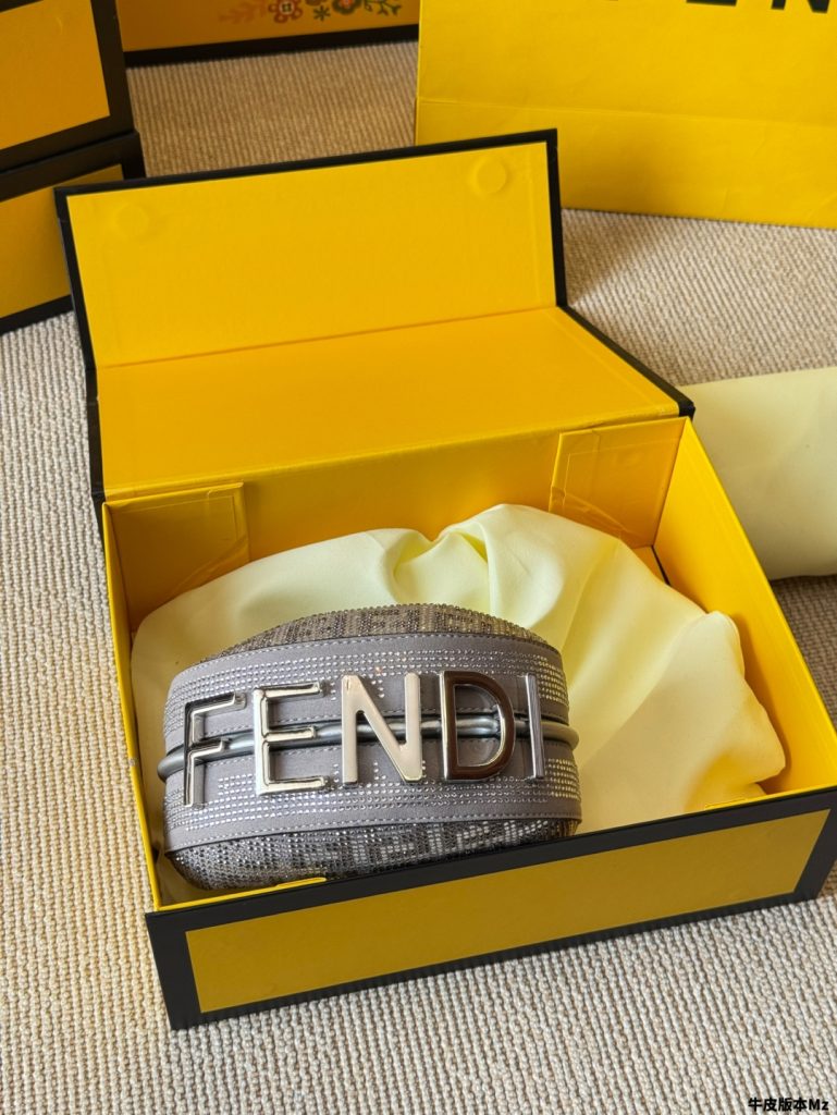 ✨FENDI メンズバッグ シルバー 1色入✨ - 画像 5