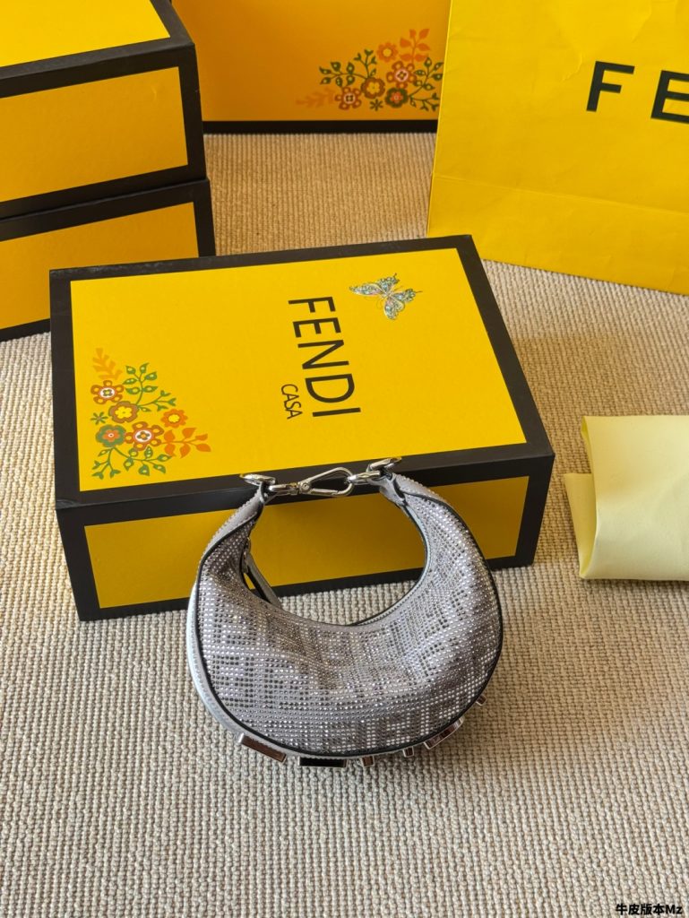 ✨FENDI メンズバッグ シルバー 1色入✨ - 画像 6
