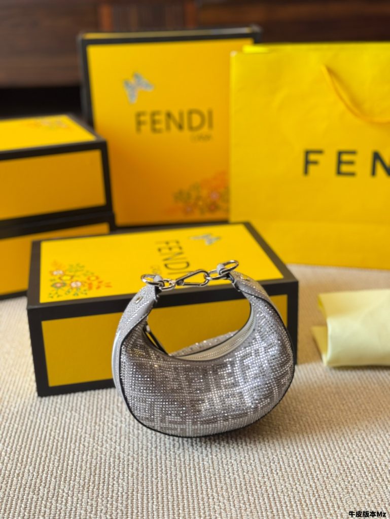 FENDI メンズバッグ シルバー 1色入｜カフェに行く日に色味を購入前に確認 - 商品画像 1