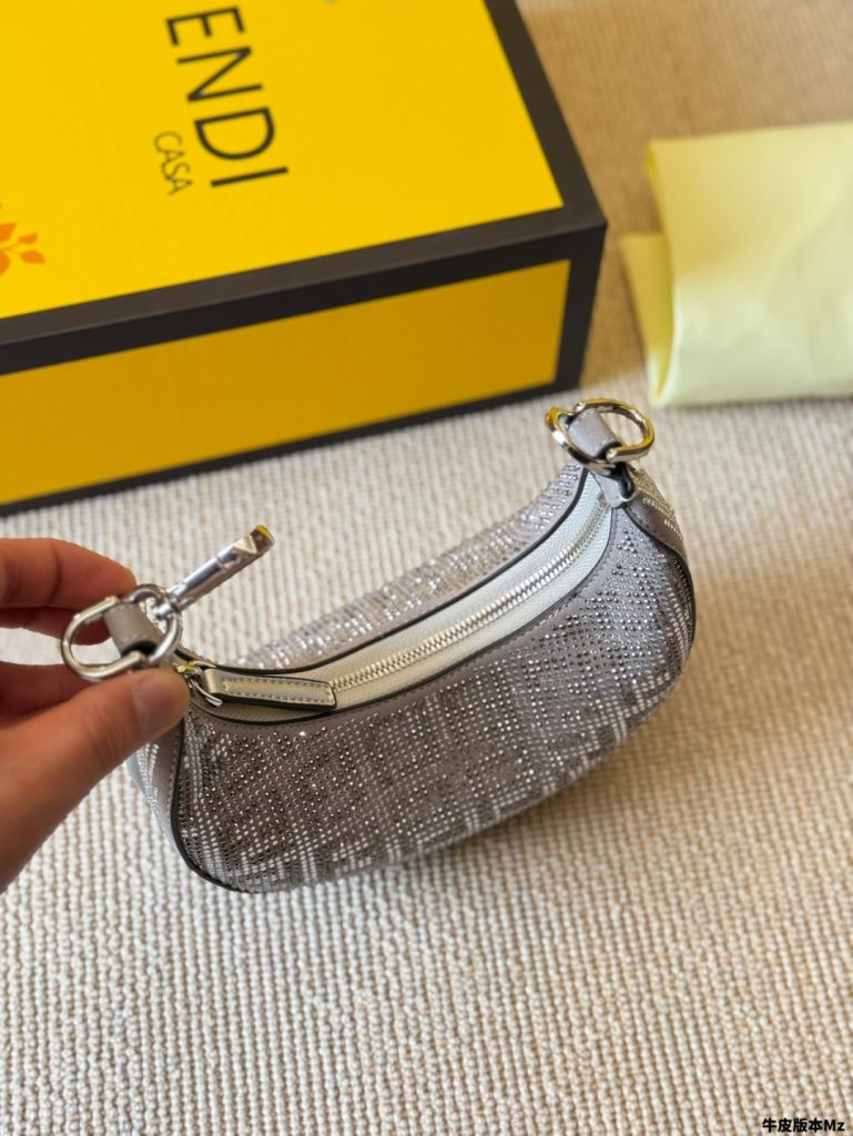 FENDI メンズバッグ シルバー 1色入｜カフェに行く日に色味を購入前に確認 - 商品画像 2