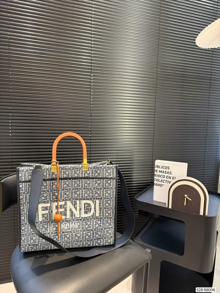 FENDI デニムトートバッグ 茶色ハンドル 2色入 🎩 - 画像 2