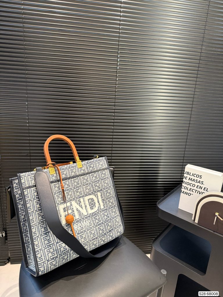 FENDI デニムトートバッグ 茶色ハンドル 2色入 🎩 - 画像 3