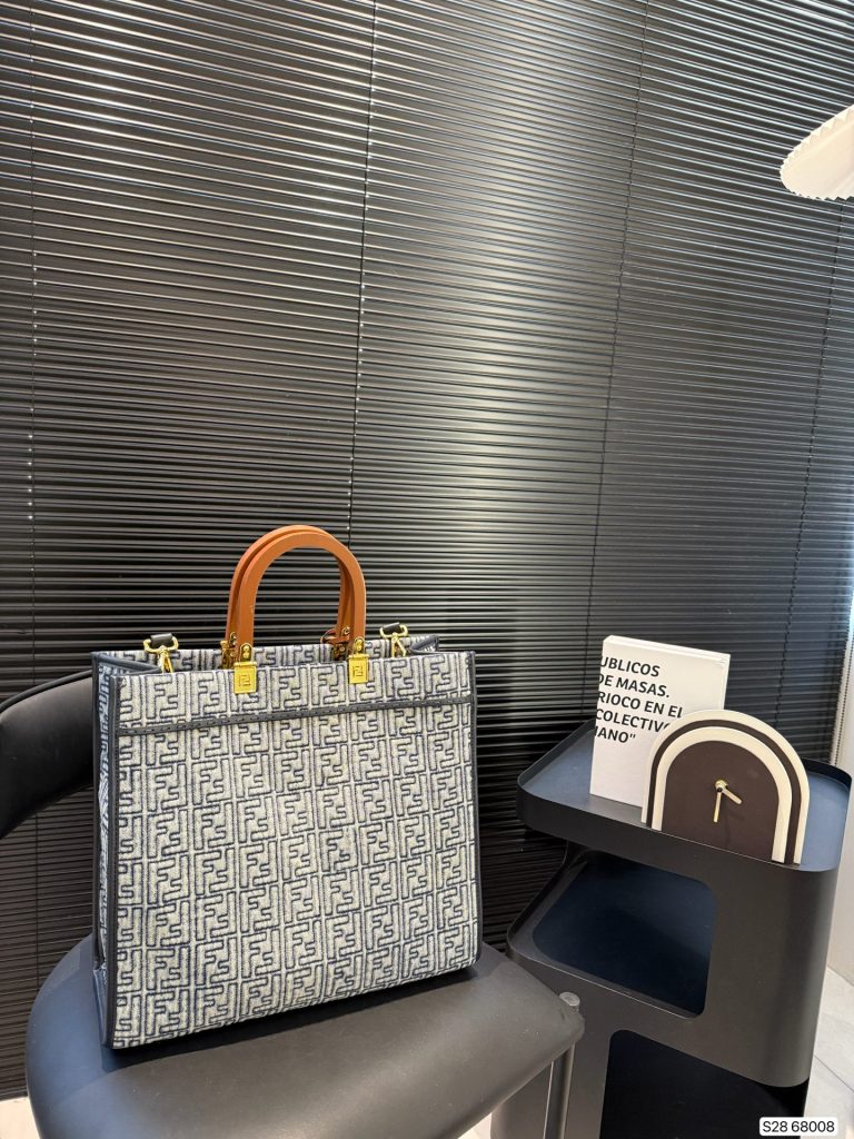 FENDI デニムトートバッグ 茶色ハンドル 2色入 🎩 - 画像 4