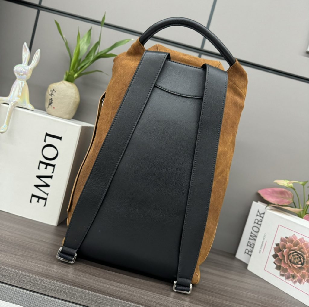 ロエベのスエードバックパック 🎒 ブラウン 2色仕様 - 画像 3
