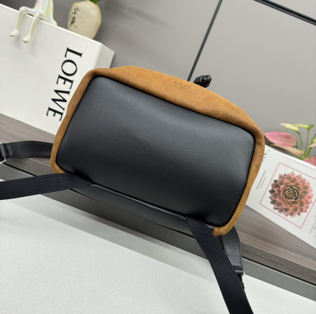 ロエベのスエードバックパック 🎒 ブラウン 2色仕様 - 画像 4