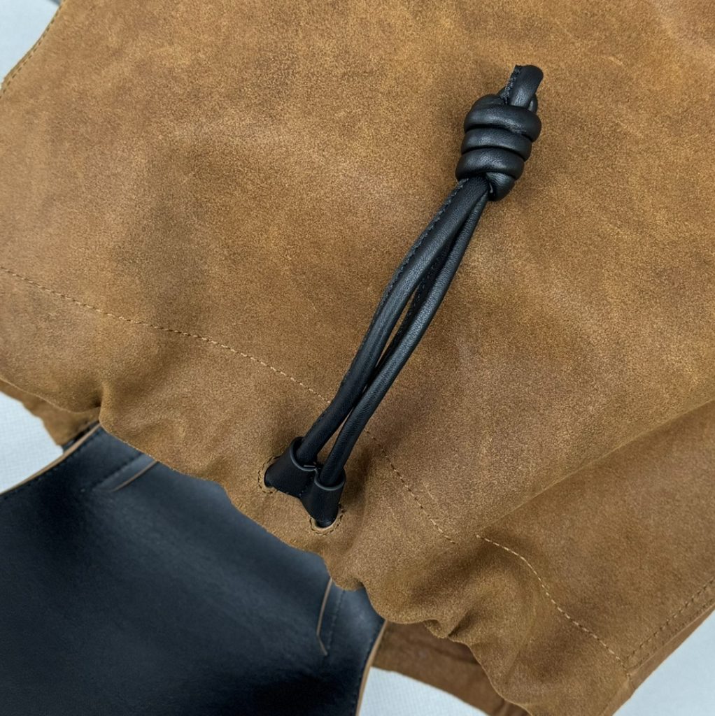 ロエベのスエードバックパック 🎒 ブラウン 2色仕様 - 画像 7