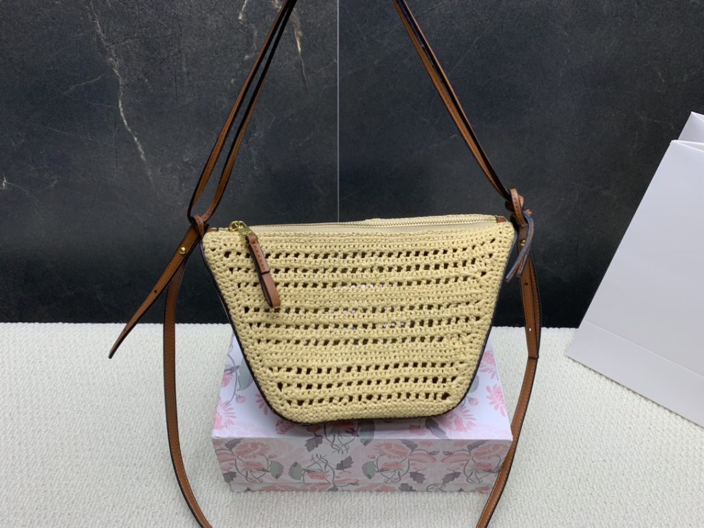 LOEWE ロイウェ編み込みショルダー バッグ 💼 1色入 - 画像 8