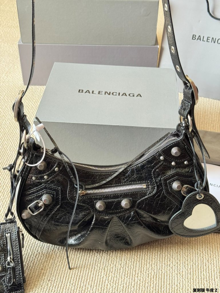 バレンシアガBALENCIAGA レディースLe Cagole ショルダーバッグ バッグ 黒 1色 - 画像 4