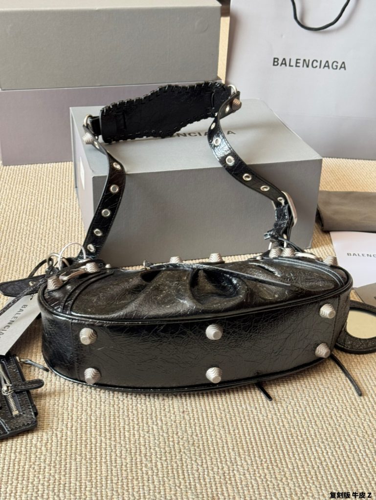 バレンシアガBALENCIAGA レディースLe Cagole ショルダーバッグ バッグ 黒 1色 - 画像 7