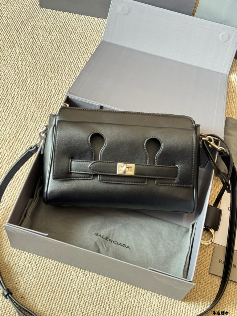 Balenciaga バッグ 黒 1色入 🖤 - 画像 3