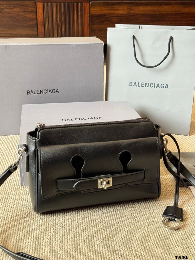 Balenciaga バッグ 黒 1色入 🖤 - 画像 4