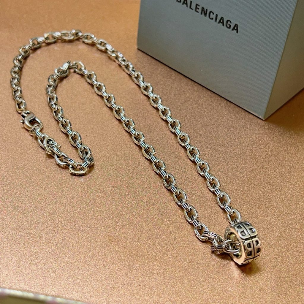 BALENCIAGA ネックレス メンズ ロゴ チェーン 2色入 ブランド小物|ギフト選びで金具の印象を実用目線で確認 - 商品画像 1