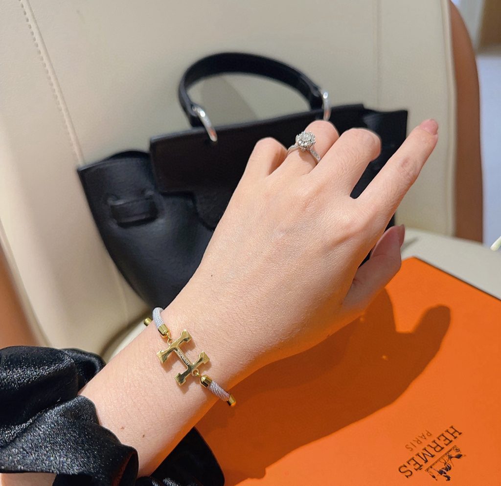 エレガントな HERMÈS ブレスレット グレー 1色入 💎 - 画像 3