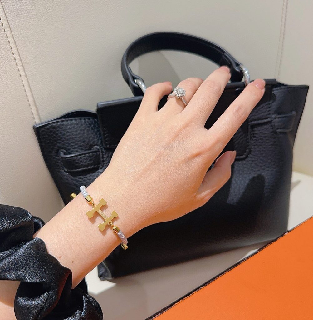 エレガントな HERMÈS ブレスレット グレー 1色入 💎 - 画像 6