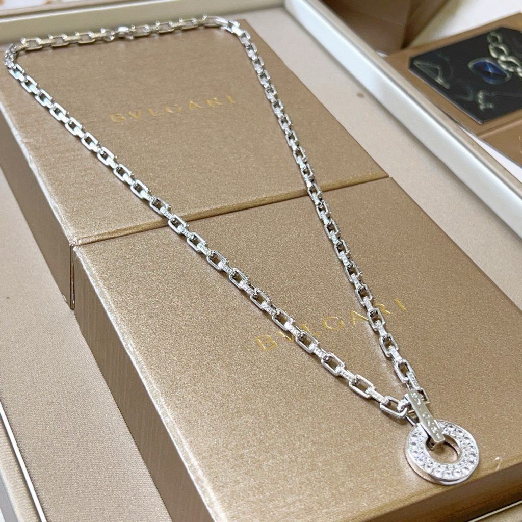 BVLGARI ネックレス 1本 1色|ランチに使いやすいブランド小物を写真で確認