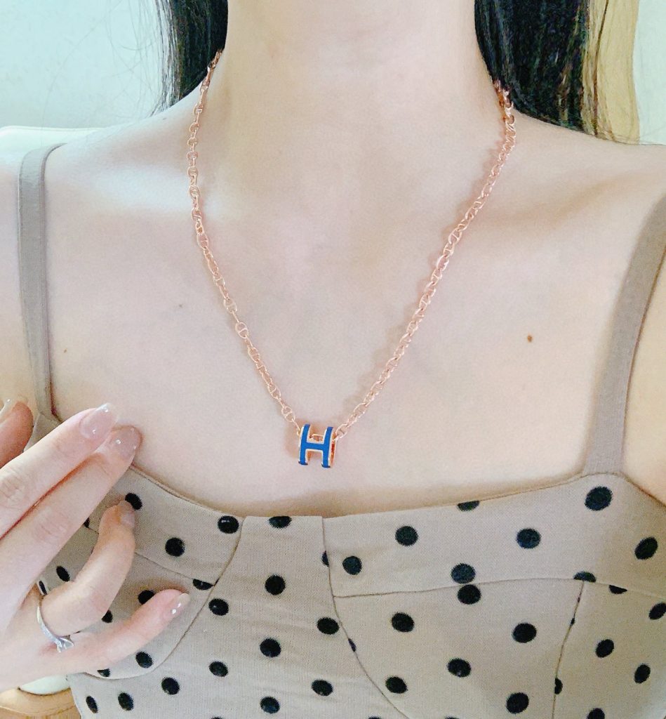 エレガントな HERMES ネックレス ローズゴールド×ブルー 1色入 💎 - 画像 3