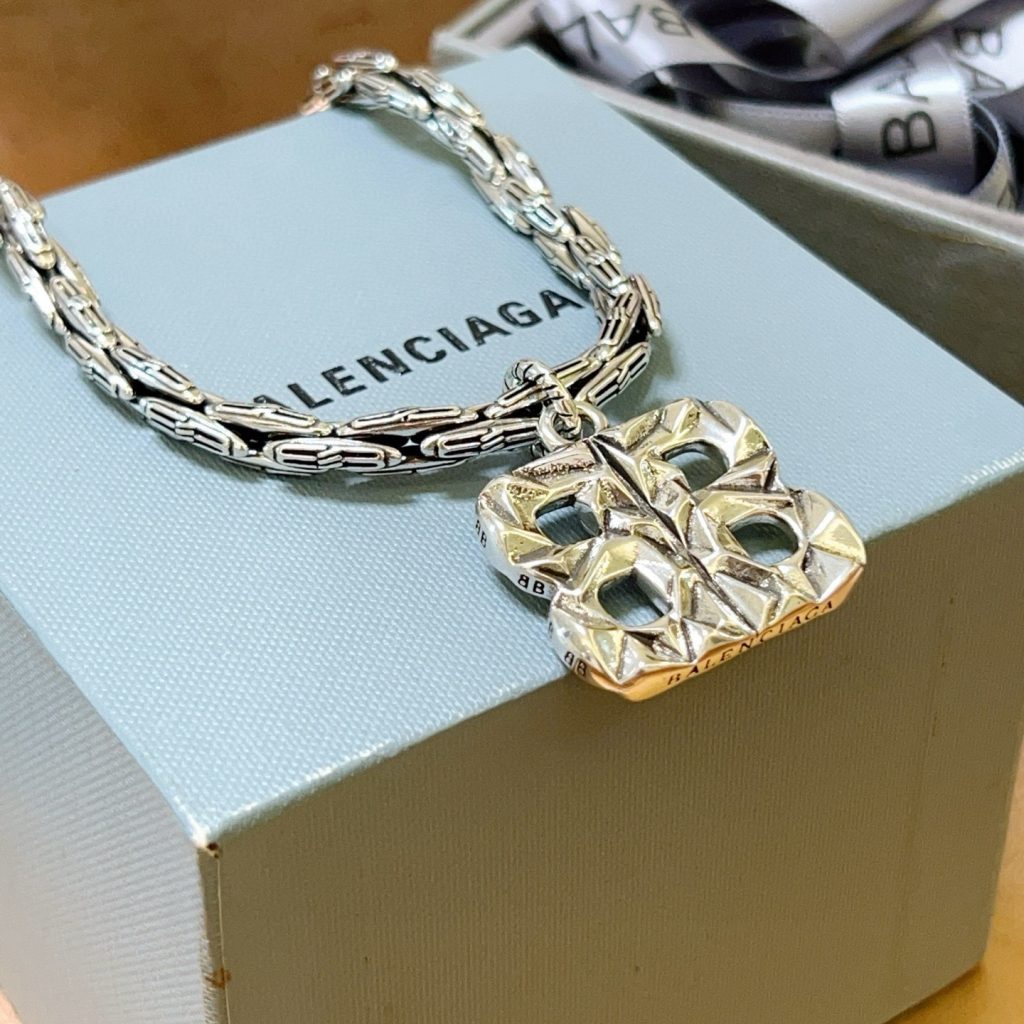 BALENCIAGA ネックレス 8色入 💎 - 画像 2