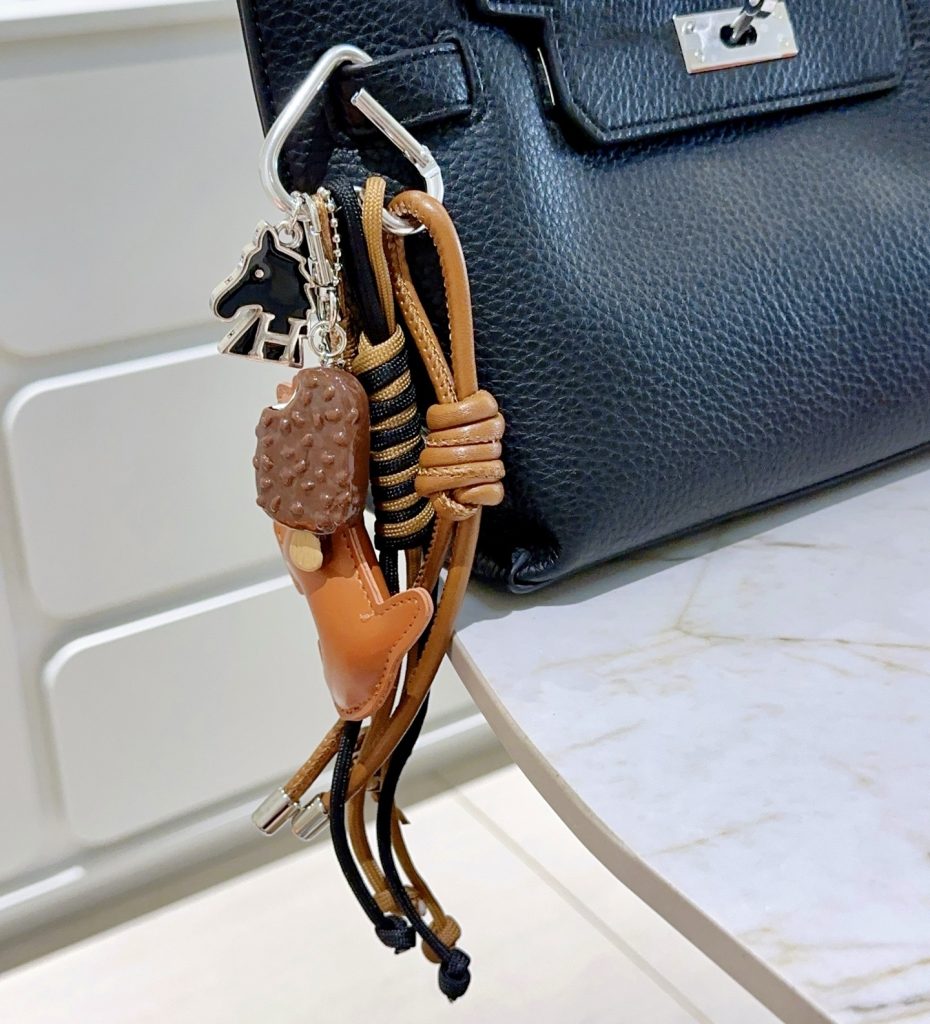 HERMES チャーム ブラウン 4色入 おしゃれなアクセサリー 🐴 - 画像 3