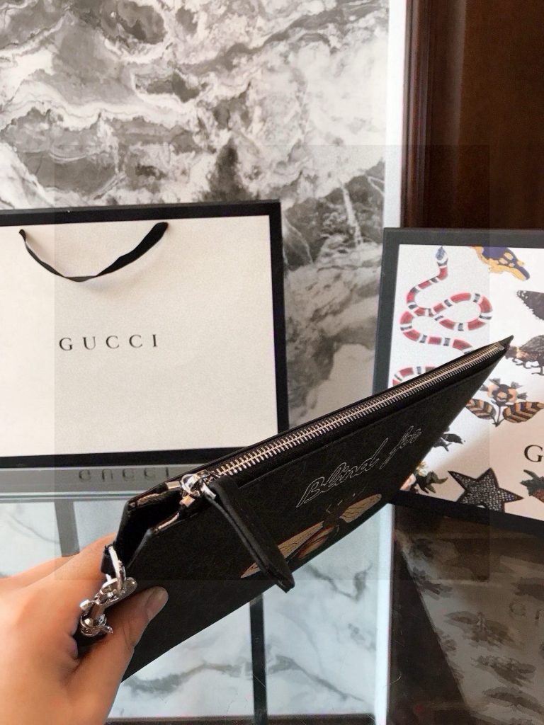 GUCCI ベルト付き ビーストデザイン メンズ ポーチ 黒 1色入 - 画像 2