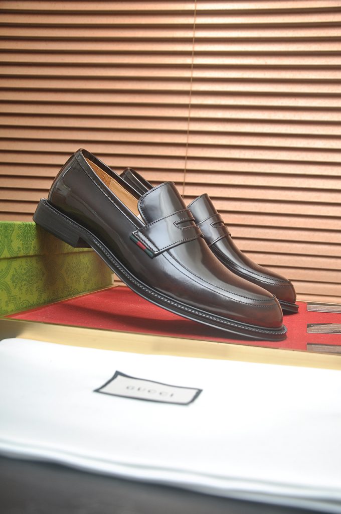 GUCCI メンズ ローファー ブラック 本革 41サイズ 1色入 💼 - 画像 2