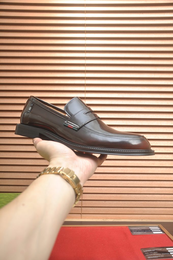 GUCCI メンズ ローファー ブラック 本革 41サイズ 1色入 💼 - 画像 4