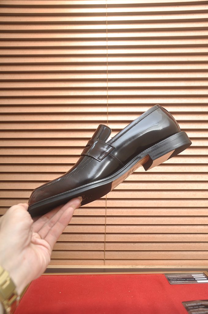 GUCCI メンズ ローファー ブラック 本革 41サイズ 1色入 💼 - 画像 5