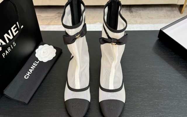 食事会で使いやすいCHANELの靴を写真で確認