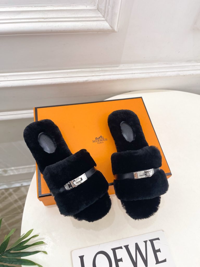 エレガントな HERMES フェイクファー フラットサンダル 黒 37サイズ 素材: フェイクファー・レザー 靴底にゴールドロゴ イタリア製 🐎 - 画像 2