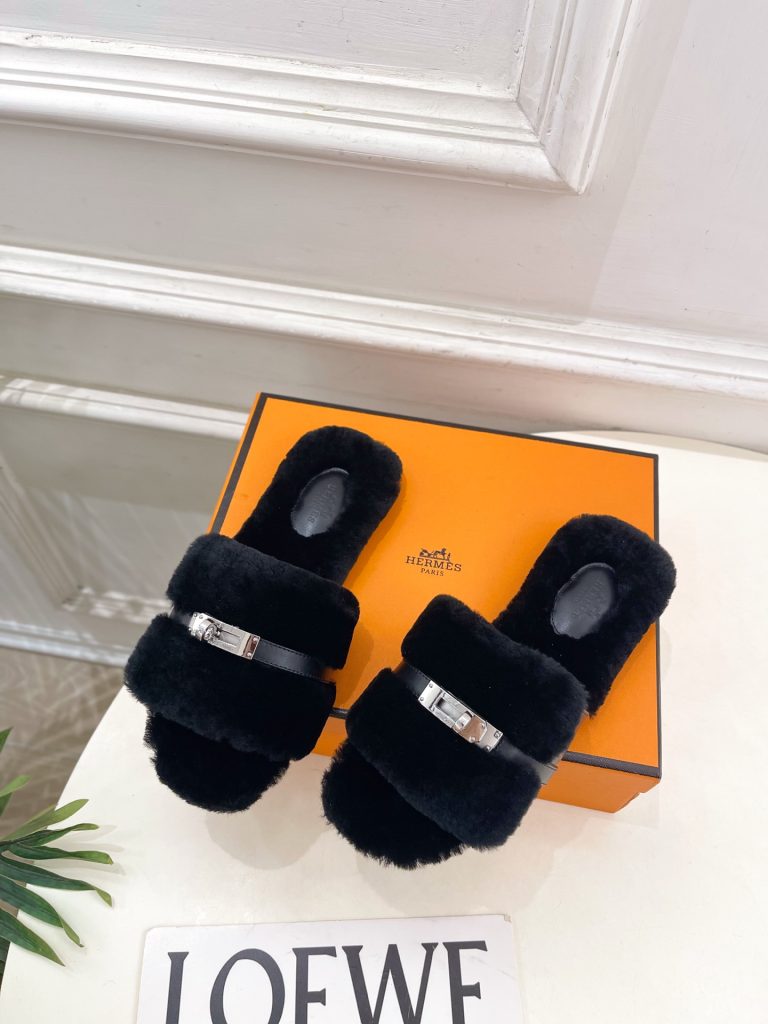 エレガントな HERMES フェイクファー フラットサンダル 黒 37サイズ 素材: フェイクファー・レザー 靴底にゴールドロゴ イタリア製 🐎 - 画像 3