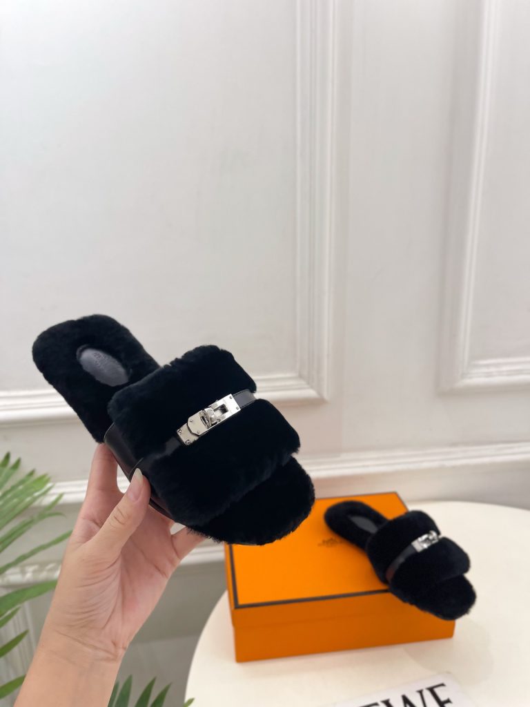 エレガントな HERMES フェイクファー フラットサンダル 黒 37サイズ 素材: フェイクファー・レザー 靴底にゴールドロゴ イタリア製 🐎 - 画像 4