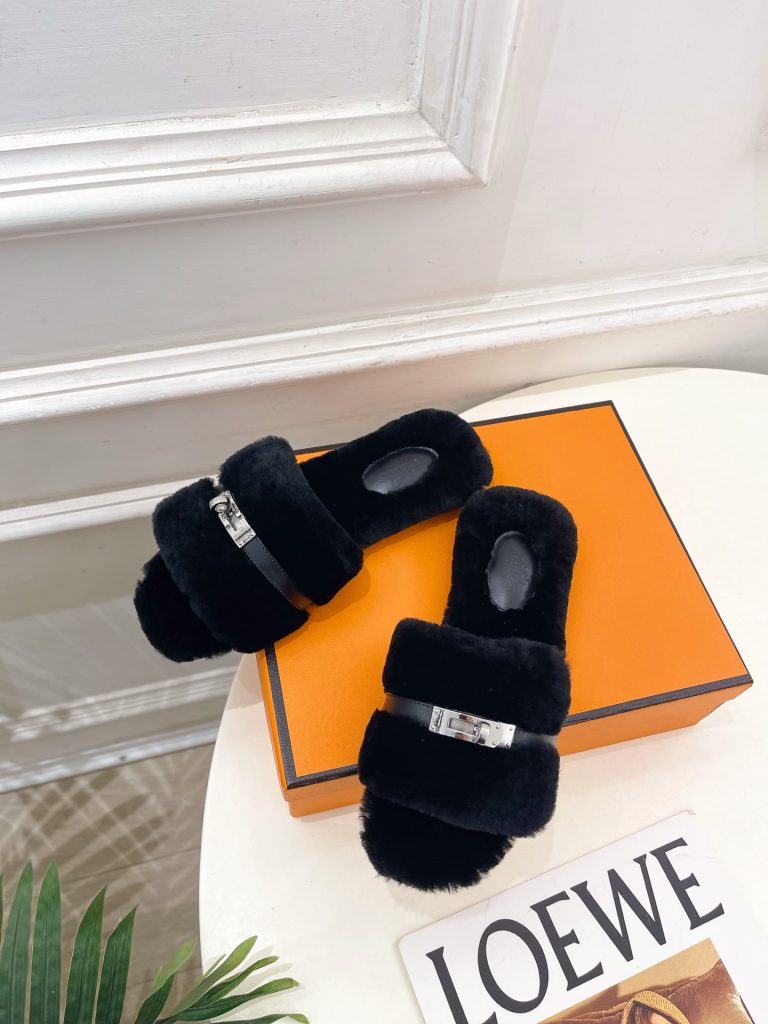エレガントな HERMES フェイクファー フラットサンダル 黒 37サイズ 素材: フェイクファー・レザー 靴底にゴールドロゴ イタリア製 🐎 - 画像 5