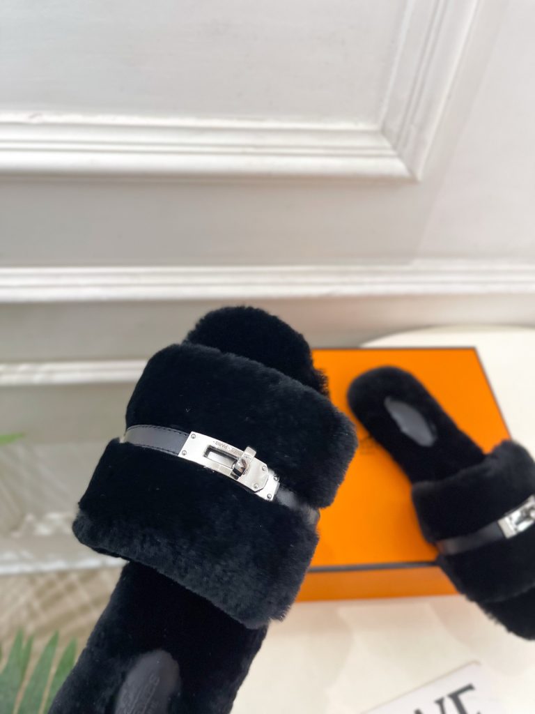 エレガントな HERMES フェイクファー フラットサンダル 黒 37サイズ 素材: フェイクファー・レザー 靴底にゴールドロゴ イタリア製 🐎 - 画像 6
