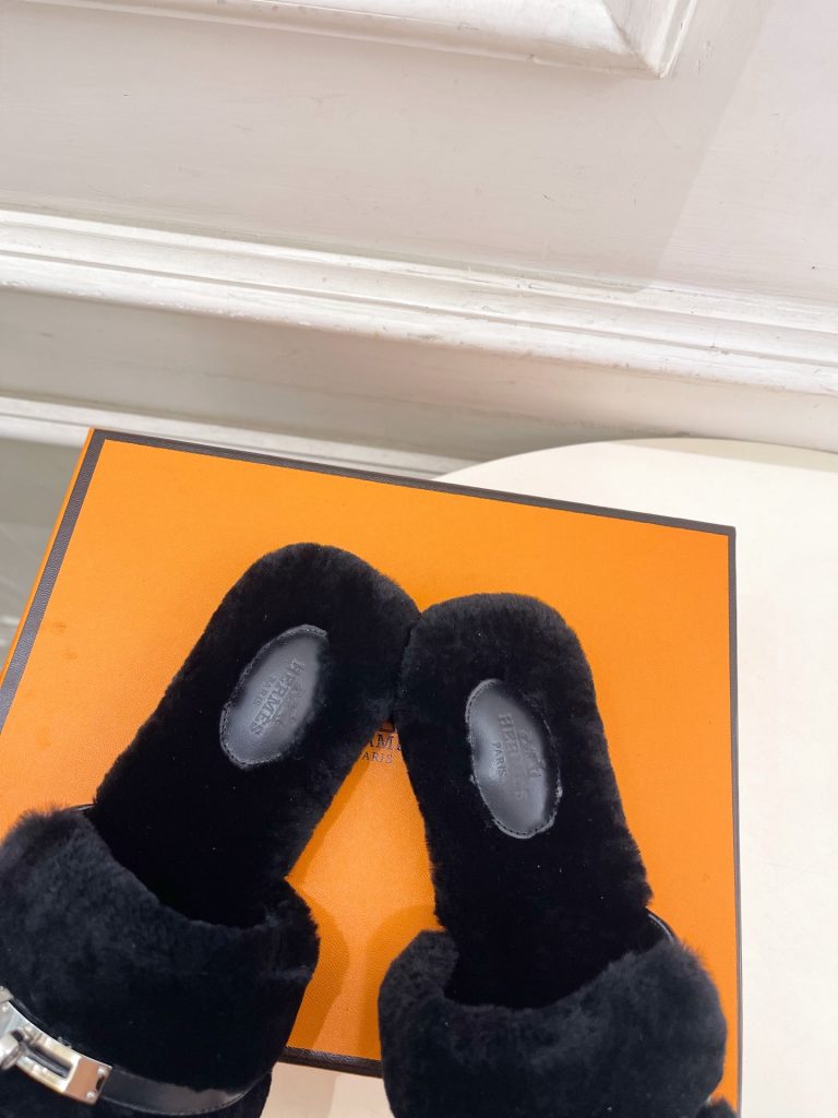 エレガントな HERMES フェイクファー フラットサンダル 黒 37サイズ 素材: フェイクファー・レザー 靴底にゴールドロゴ イタリア製 🐎 - 画像 7