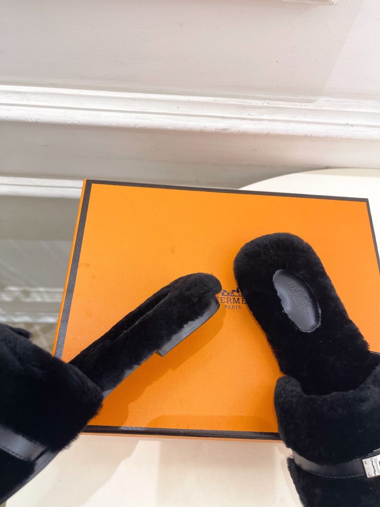 エレガントな HERMES フェイクファー フラットサンダル 黒 37サイズ 素材: フェイクファー・レザー 靴底にゴールドロゴ イタリア製 🐎 - 画像 8