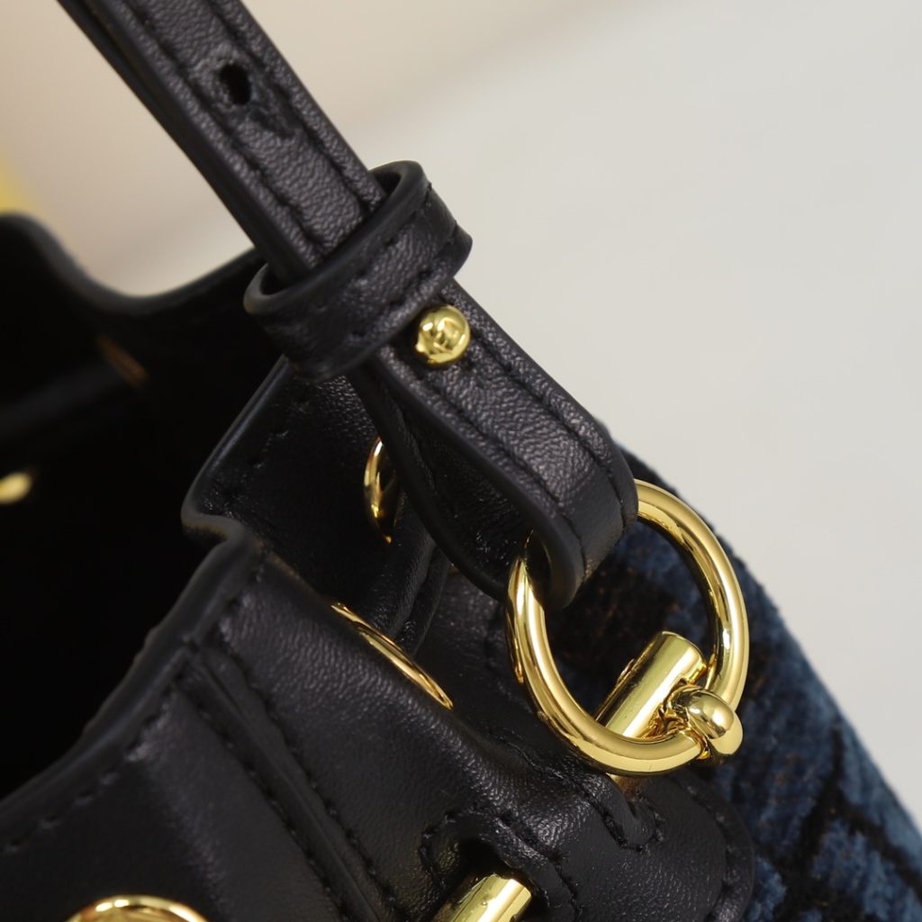 フェンディ FENDI MON TRESOR ズッカ柄 巾着バッグ 2色 ハンドバッグ ショルダーバッグ - 画像 5