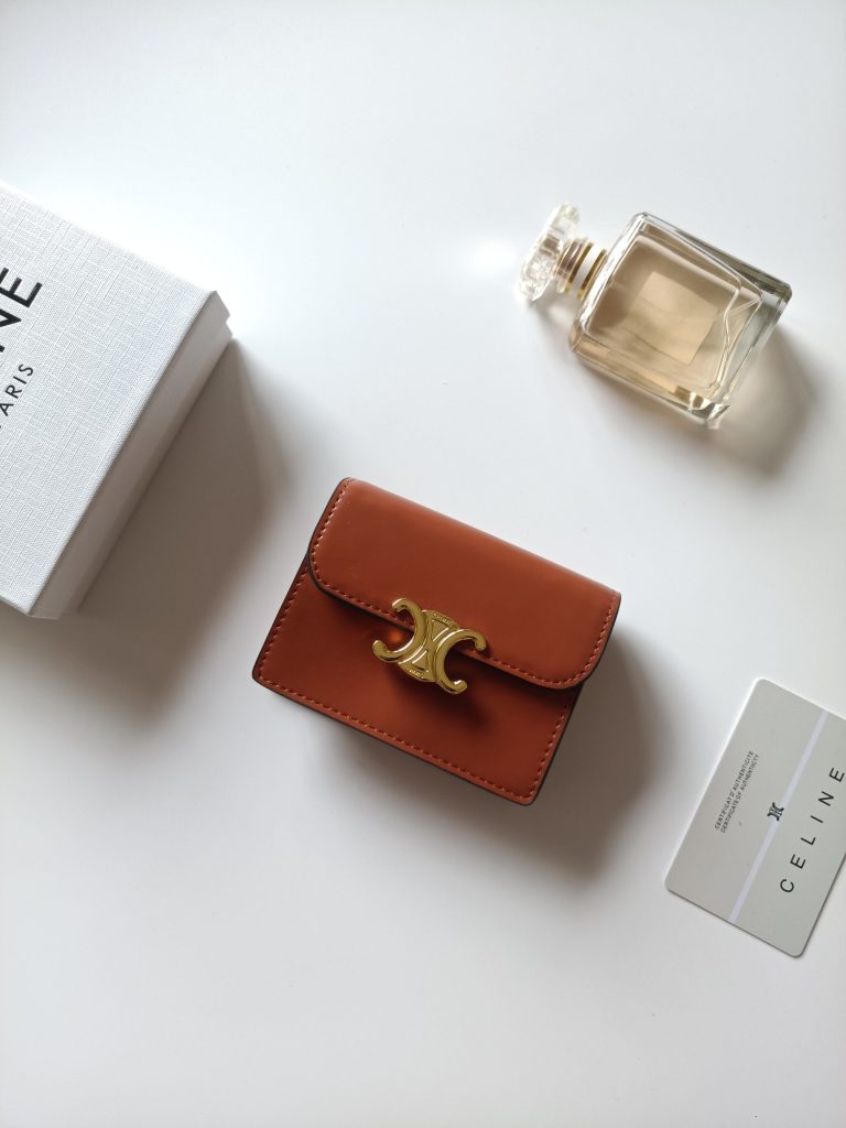 CELINE ピンクレッド キャメル ワルツ マイクロウォレット 軽量でコンパクトなデザイン、カード収納に最適。 - 画像 2