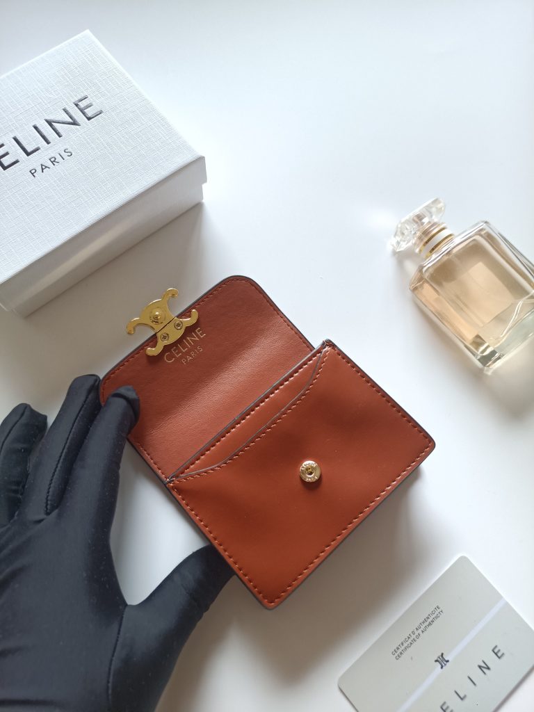 CELINE ピンクレッド キャメル ワルツ マイクロウォレット 軽量でコンパクトなデザイン、カード収納に最適。 - 画像 4