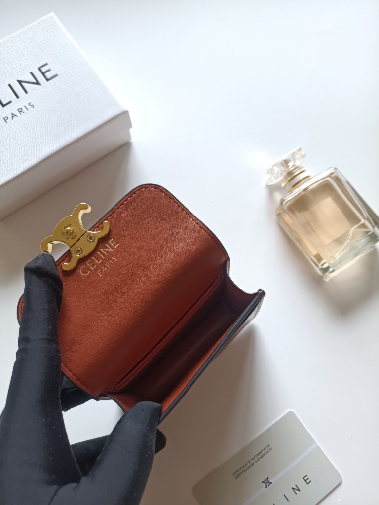 CELINE ピンクレッド キャメル ワルツ マイクロウォレット 軽量でコンパクトなデザイン、カード収納に最適。 - 画像 5