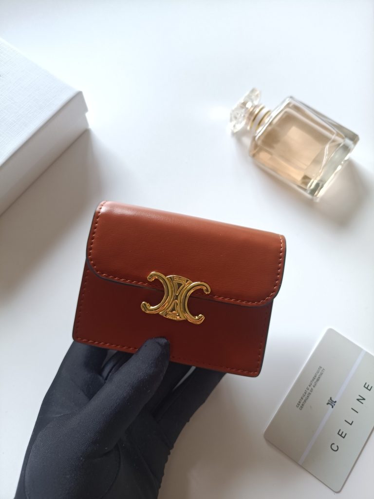CELINE ピンクレッド キャメル ワルツ マイクロウォレット 軽量でコンパクトなデザイン、カード収納に最適。 - 画像 6